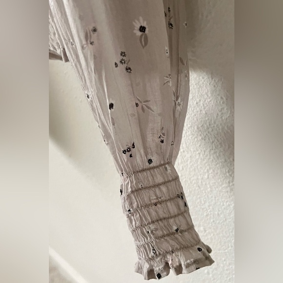 BELLA DAHL Shirred Ditsy Floral Print Smocked Neck & Sleeve Top Light Gray Large - Picture 5 of 12